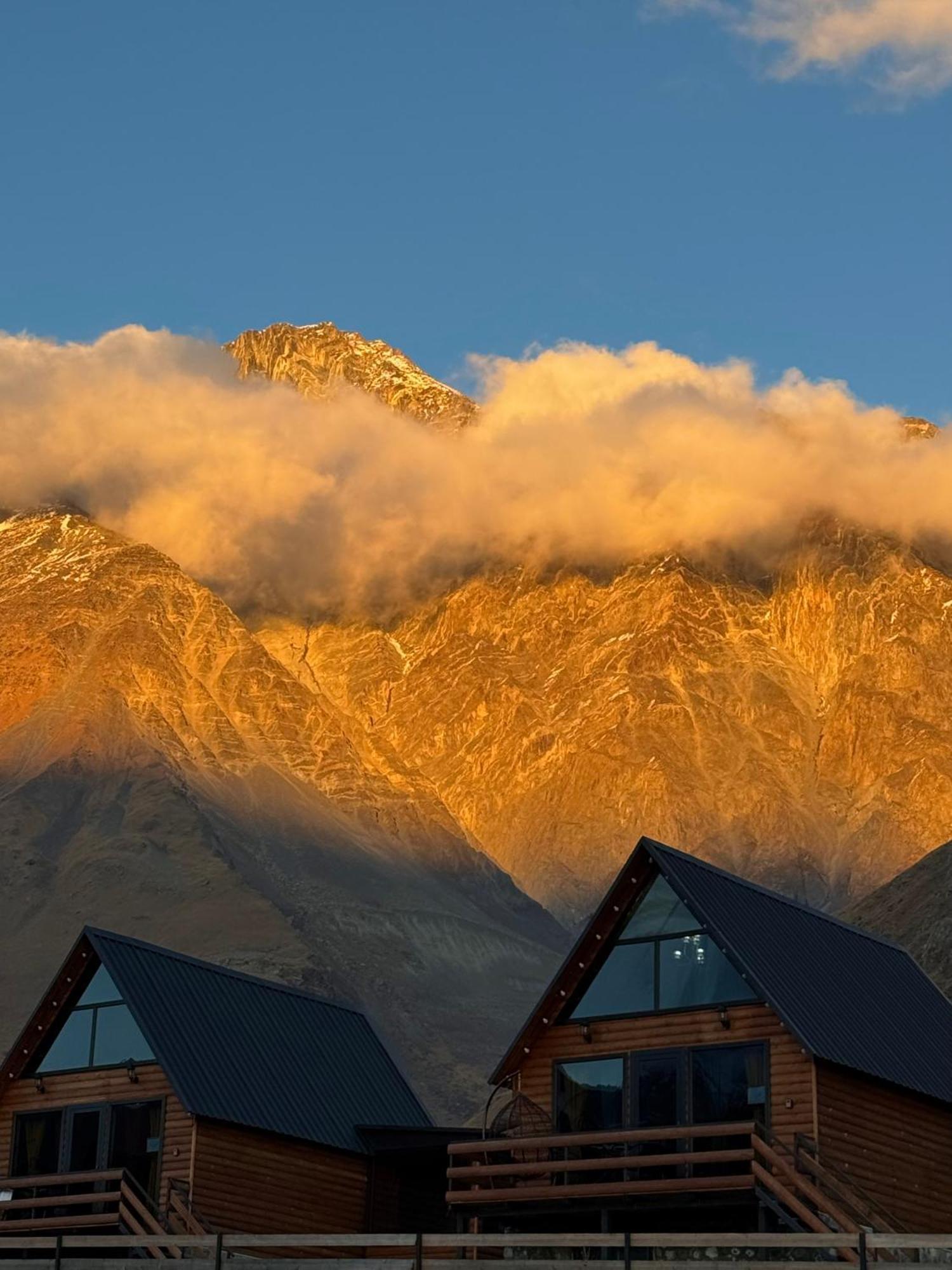 Kazbegi Inn Cottages Esterno foto